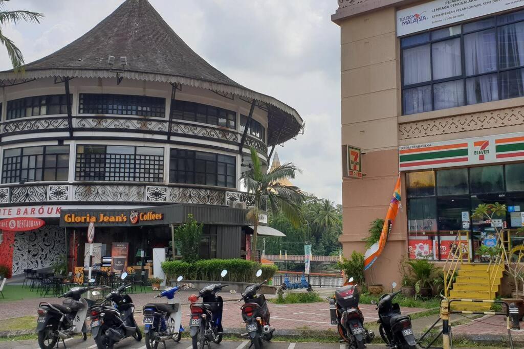 Lovely Waterfront Riverbank Suite With Pool Kuching Exterior photo