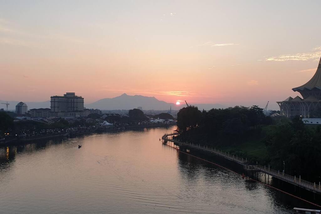Lovely Waterfront Riverbank Suite With Pool Kuching Exterior photo